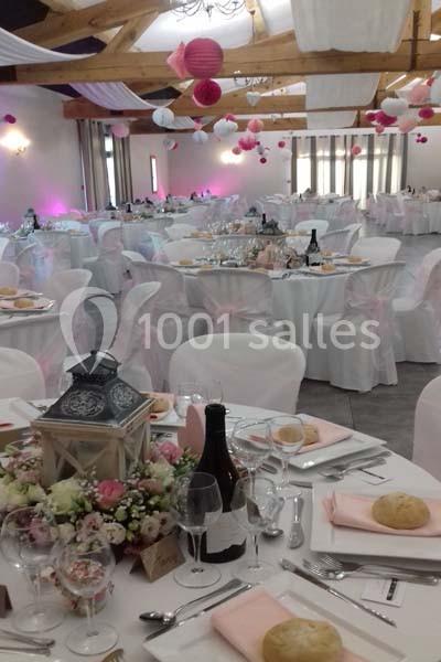 Location salle Saint-Rémy-de-Provence (Bouches-du-Rhône) - Mas de Jonquerolles #14 Salle de réception décorée pour un mariage, avec tables dressées, nappes blanches, fleurs et lanternes.