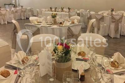 Miniature Location salle Saint-Rémy-de-Provence (Bouches-du-Rhône) - Mas de Jonquerolles #13 Décoration champêtre avec canapé, fauteuils, bottes de paille et guirlandes dans un jardin verdoyant.