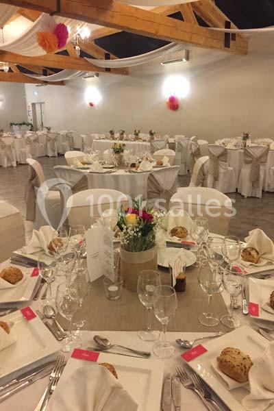 Location salle Saint-Rémy-de-Provence (Bouches-du-Rhône) - Mas de Jonquerolles #13 Salle de réception décorée avec des tables rondes dressées, nappes blanches et centres de table fleuris.