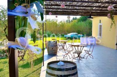 Miniature Location salle Saint-Rémy-de-Provence (Bouches-du-Rhône) - Mas de Jonquerolles #19 Décoration champêtre avec canapé, fauteuils, bottes de paille et guirlandes dans un jardin verdoyant.