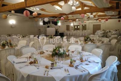 Miniature Location salle Saint-Rémy-de-Provence (Bouches-du-Rhône) - Mas de Jonquerolles #7 Décoration champêtre avec canapé, fauteuils, bottes de paille et guirlandes dans un jardin verdoyant.