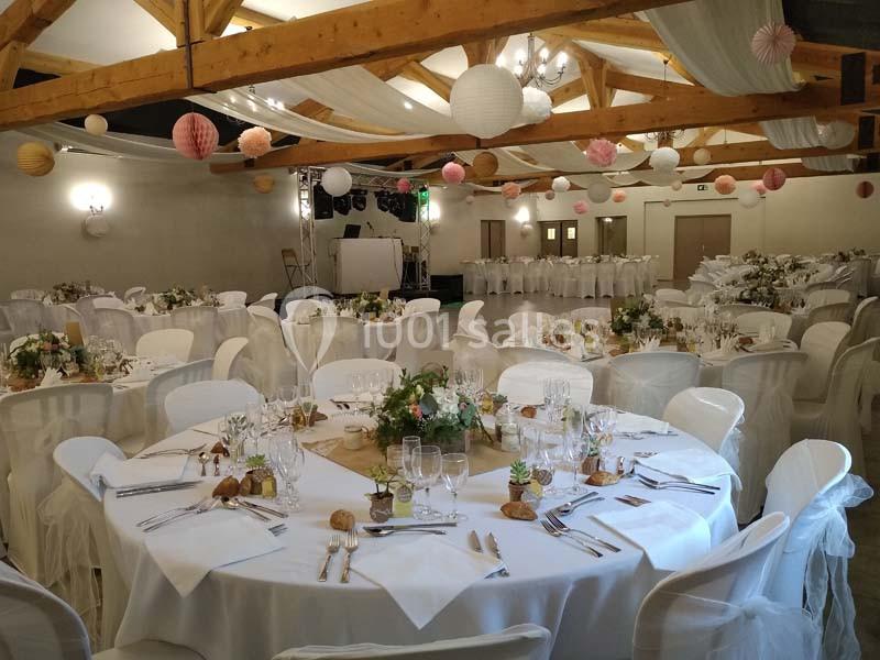 Location salle Saint-Rémy-de-Provence (Bouches-du-Rhône) - Mas de Jonquerolles #7 Salle de réception décorée avec des tables rondes dressées, des chaises blanches et des lanternes suspendues au plafond en…