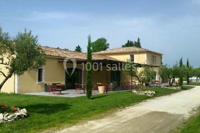 Miniature Location salle Saint-Rémy-de-Provence (Bouches-du-Rhône) - Mas de Jonquerolles #3 Décoration champêtre avec canapé, fauteuils, bottes de paille et guirlandes dans un jardin verdoyant.