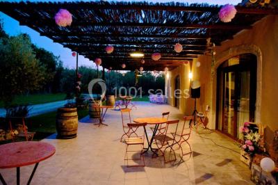 Miniature Location salle Saint-Rémy-de-Provence (Bouches-du-Rhône) - Mas de Jonquerolles #9 Décoration champêtre avec canapé, fauteuils, bottes de paille et guirlandes dans un jardin verdoyant.