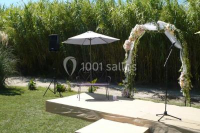 Miniature Location salle Saint-Rémy-de-Provence (Bouches-du-Rhône) - Mas de Jonquerolles #23 Décoration champêtre avec canapé, fauteuils, bottes de paille et guirlandes dans un jardin verdoyant.