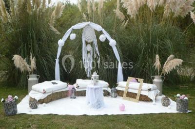 Miniature Location salle Saint-Rémy-de-Provence (Bouches-du-Rhône) - Mas de Jonquerolles #10 Décoration champêtre avec canapé, fauteuils, bottes de paille et guirlandes dans un jardin verdoyant.