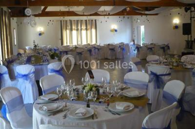 Miniature Location salle Saint-Rémy-de-Provence (Bouches-du-Rhône) - Mas de Jonquerolles #15 Décoration champêtre avec canapé, fauteuils, bottes de paille et guirlandes dans un jardin verdoyant.