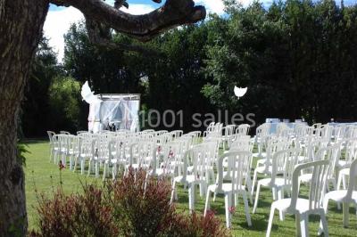 Miniature Location salle Saint-Rémy-de-Provence (Bouches-du-Rhône) - Mas de Jonquerolles #21 Décoration champêtre avec canapé, fauteuils, bottes de paille et guirlandes dans un jardin verdoyant.