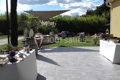 Miniature Location salle Saint-Rémy-de-Provence (Bouches-du-Rhône) - Mas de Jonquerolles #18 Décoration champêtre avec canapé, fauteuils, bottes de paille et guirlandes dans un jardin verdoyant.