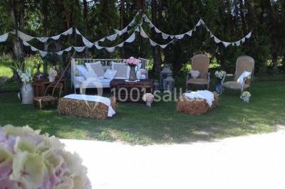 Miniature Location salle Saint-Rémy-de-Provence (Bouches-du-Rhône) - Mas de Jonquerolles #24 Décoration champêtre avec canapé, fauteuils, bottes de paille et guirlandes dans un jardin verdoyant.