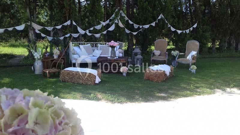 Location salle Saint-Rémy-de-Provence (Bouches-du-Rhône) - Mas de Jonquerolles #24 Décoration champêtre avec canapé, fauteuils, bottes de paille et guirlandes dans un jardin verdoyant.