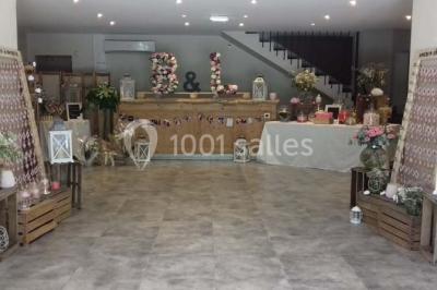 Miniature Location salle Saint-Rémy-de-Provence (Bouches-du-Rhône) - Mas de Jonquerolles #17 Décoration champêtre avec canapé, fauteuils, bottes de paille et guirlandes dans un jardin verdoyant.