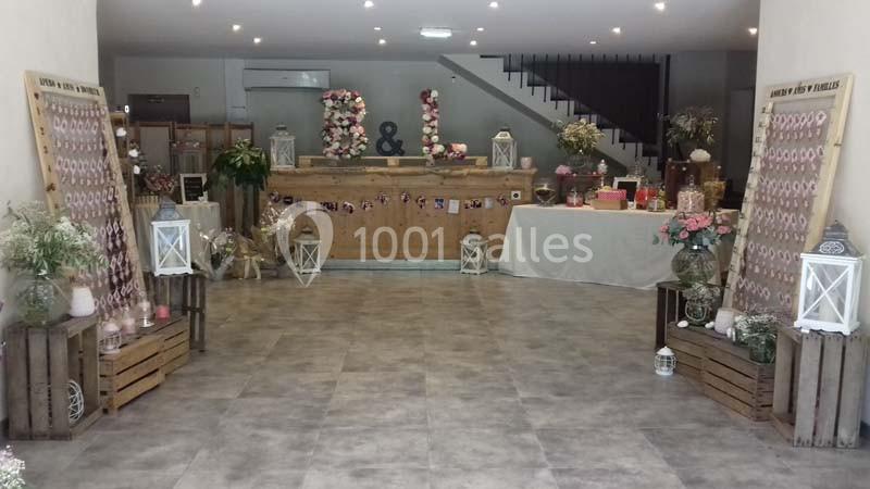 Location salle Saint-Rémy-de-Provence (Bouches-du-Rhône) - Mas de Jonquerolles #17 Salle décorée pour un événement avec fleurs, lanternes, panneaux en bois et une table ornée d'objets festifs.