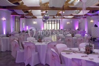 Miniature Location salle Saint-Rémy-de-Provence (Bouches-du-Rhône) - Mas de Jonquerolles #6 Décoration champêtre avec canapé, fauteuils, bottes de paille et guirlandes dans un jardin verdoyant.