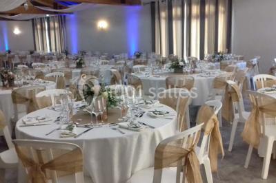 Miniature Location salle Saint-Rémy-de-Provence (Bouches-du-Rhône) - Mas de Jonquerolles #8 Décoration champêtre avec canapé, fauteuils, bottes de paille et guirlandes dans un jardin verdoyant.