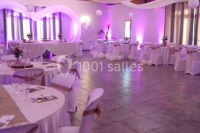 Miniature Location salle Saint-Rémy-de-Provence (Bouches-du-Rhône) - Mas de Jonquerolles #12 Décoration champêtre avec canapé, fauteuils, bottes de paille et guirlandes dans un jardin verdoyant.