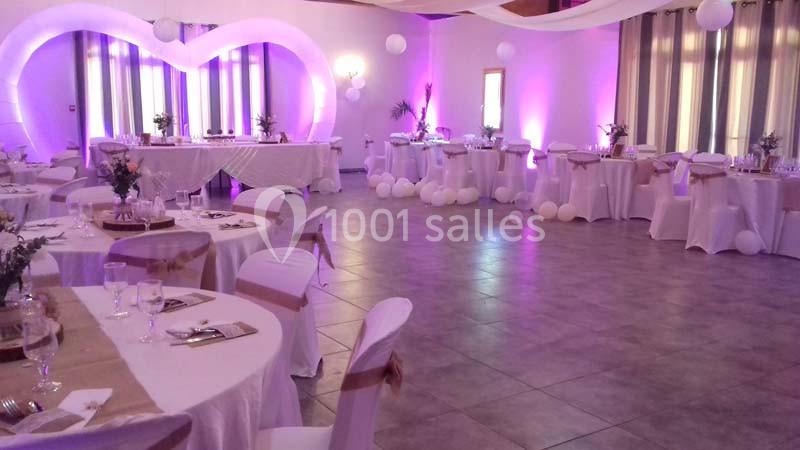 Location salle Saint-Rémy-de-Provence (Bouches-du-Rhône) - Mas de Jonquerolles #12 Salle de réception décorée avec des tables rondes, nappes blanches, ballons et éclairage violet.