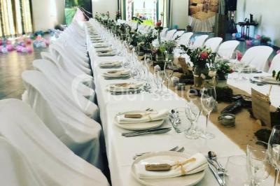 Miniature Location salle Saint-Rémy-de-Provence (Bouches-du-Rhône) - Mas de Jonquerolles #22 Décoration champêtre avec canapé, fauteuils, bottes de paille et guirlandes dans un jardin verdoyant.