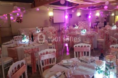 Miniature Location salle Saint-Rémy-de-Provence (Bouches-du-Rhône) - Mas de Jonquerolles #5 Décoration champêtre avec canapé, fauteuils, bottes de paille et guirlandes dans un jardin verdoyant.