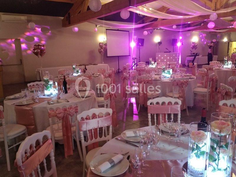 Location salle Saint-Rémy-de-Provence (Bouches-du-Rhône) - Mas de Jonquerolles #5 Salle de réception décorée dans des tons roses et blancs avec des tables dressées et des éclairages d'ambiance.