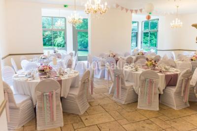 Miniature Location salle Soisy-sur-École (Essonne) - Domaine du Moulin des Noues #2 Disposition de chaises blanches en extérieur autour d'une allée menant à une petite scène sous une tente blanche.