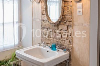 Miniature Location salle Soisy-sur-École (Essonne) - Domaine du Moulin des Noues #13 Disposition de chaises blanches en extérieur autour d'une allée menant à une petite scène sous une tente blanche.