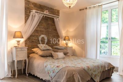 Miniature Location salle Soisy-sur-École (Essonne) - Domaine du Moulin des Noues #9 Disposition de chaises blanches en extérieur autour d'une allée menant à une petite scène sous une tente blanche.