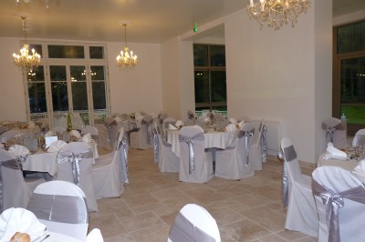 Miniature Location salle Soisy-sur-École (Essonne) - Domaine du Moulin des Noues #17 Disposition de chaises blanches en extérieur autour d'une allée menant à une petite scène sous une tente blanche.