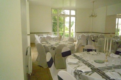 Miniature Location salle Soisy-sur-École (Essonne) - Domaine du Moulin des Noues #18 Disposition de chaises blanches en extérieur autour d'une allée menant à une petite scène sous une tente blanche.