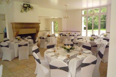 Miniature Location salle Soisy-sur-École (Essonne) - Domaine du Moulin des Noues #20 Disposition de chaises blanches en extérieur autour d'une allée menant à une petite scène sous une tente blanche.