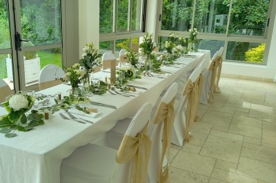 Miniature Location salle Soisy-sur-École (Essonne) - Domaine du Moulin des Noues #23 Disposition de chaises blanches en extérieur autour d'une allée menant à une petite scène sous une tente blanche.