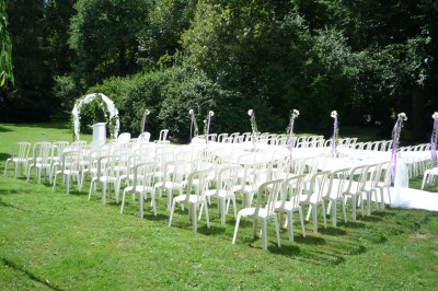 Miniature Location salle Soisy-sur-École (Essonne) - Domaine du Moulin des Noues #25 Disposition de chaises blanches en extérieur autour d'une allée menant à une petite scène sous une tente blanche.