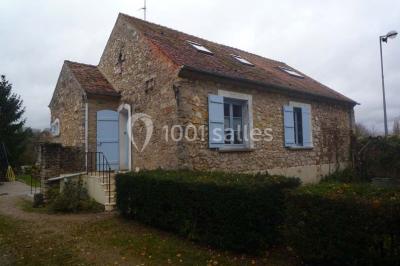 Miniature Location salle Soisy-sur-École (Essonne) - Domaine du Moulin des Noues #8 Disposition de chaises blanches en extérieur autour d'une allée menant à une petite scène sous une tente blanche.