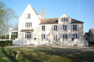 Miniature Location salle Soisy-sur-École (Essonne) - Domaine du Moulin des Noues #7 Disposition de chaises blanches en extérieur autour d'une allée menant à une petite scène sous une tente blanche.