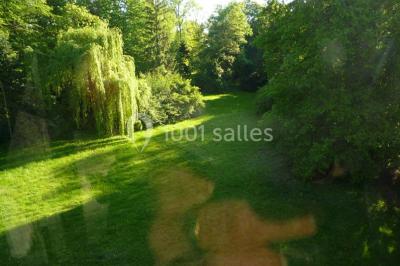 Miniature Location salle Soisy-sur-École (Essonne) - Domaine du Moulin des Noues #14 Disposition de chaises blanches en extérieur autour d'une allée menant à une petite scène sous une tente blanche.