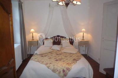 Miniature Location salle Soisy-sur-École (Essonne) - Domaine du Moulin des Noues #12 Disposition de chaises blanches en extérieur autour d'une allée menant à une petite scène sous une tente blanche.