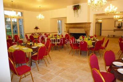 Miniature Location salle Soisy-sur-École (Essonne) - Domaine du Moulin des Noues #4 Disposition de chaises blanches en extérieur autour d'une allée menant à une petite scène sous une tente blanche.