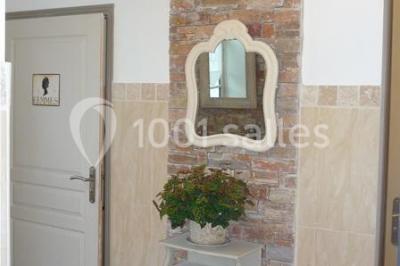 Miniature Location salle Soisy-sur-École (Essonne) - Domaine du Moulin des Noues #11 Disposition de chaises blanches en extérieur autour d'une allée menant à une petite scène sous une tente blanche.