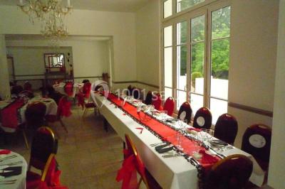 Miniature Location salle Soisy-sur-École (Essonne) - Domaine du Moulin des Noues #5 Disposition de chaises blanches en extérieur autour d'une allée menant à une petite scène sous une tente blanche.