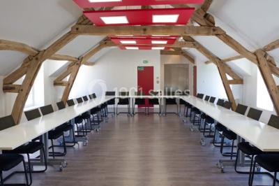 Miniature Location salle Bouray-sur-Juine (Essonne) - Domaine De Frémigny #4 Vue aérienne d'un bâtiment en forme de cour rectangulaire avec des toits en tuiles, entouré de champs et d'arbres.