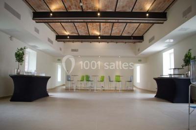 Miniature Location salle Bouray-sur-Juine (Essonne) - Domaine De Frémigny #8 Vue aérienne d'un bâtiment en forme de cour rectangulaire avec des toits en tuiles, entouré de champs et d'arbres.