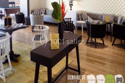 Miniature Location salle Bouray-sur-Juine (Essonne) - Domaine De Frémigny #13 Vue aérienne d'un bâtiment en forme de cour rectangulaire avec des toits en tuiles, entouré de champs et d'arbres.