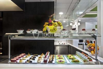 Miniature Location salle Bouray-sur-Juine (Essonne) - Domaine De Frémigny #14 Vue aérienne d'un bâtiment en forme de cour rectangulaire avec des toits en tuiles, entouré de champs et d'arbres.