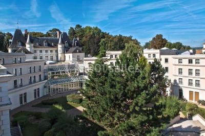 Miniature Location salle Bouray-sur-Juine (Essonne) - Domaine De Frémigny #23 Vue aérienne d'un bâtiment en forme de cour rectangulaire avec des toits en tuiles, entouré de champs et d'arbres.