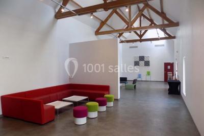 Miniature Location salle Bouray-sur-Juine (Essonne) - Domaine De Frémigny #9 Vue aérienne d'un bâtiment en forme de cour rectangulaire avec des toits en tuiles, entouré de champs et d'arbres.