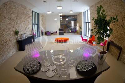 Miniature Location salle Bouray-sur-Juine (Essonne) - Domaine De Frémigny #7 Vue aérienne d'un bâtiment en forme de cour rectangulaire avec des toits en tuiles, entouré de champs et d'arbres.