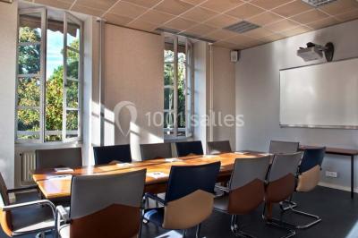 Miniature Location salle Bouray-sur-Juine (Essonne) - Domaine De Frémigny #6 Vue aérienne d'un bâtiment en forme de cour rectangulaire avec des toits en tuiles, entouré de champs et d'arbres.