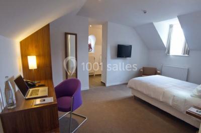 Miniature Location salle Bouray-sur-Juine (Essonne) - Domaine De Frémigny #18 Vue aérienne d'un bâtiment en forme de cour rectangulaire avec des toits en tuiles, entouré de champs et d'arbres.