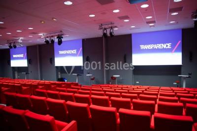 Miniature Location salle Bouray-sur-Juine (Essonne) - Domaine De Frémigny #1 Vue aérienne d'un bâtiment en forme de cour rectangulaire avec des toits en tuiles, entouré de champs et d'arbres.