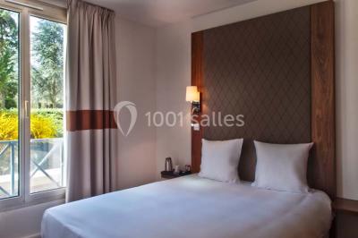 Miniature Location salle Bouray-sur-Juine (Essonne) - Domaine De Frémigny #19 Vue aérienne d'un bâtiment en forme de cour rectangulaire avec des toits en tuiles, entouré de champs et d'arbres.